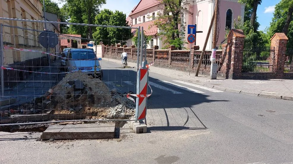 Przebudowa rynku w Krobi. W związku z rewitalizacją centrum miasta wykonawca zamyka dla ruchu ul. Biskupiańską - Zdjęcie główne