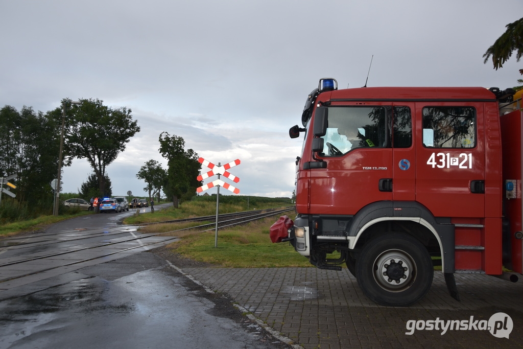 Pociąg najechał na samochód. Kierowca wycofał w ostatnim momencie - Zdjęcie główne