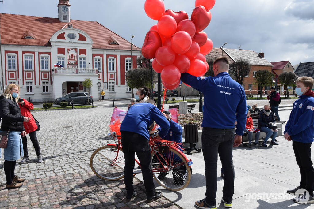 Ogromne rowerowe serce dla Marty, ułożone na gostyńskim rynku