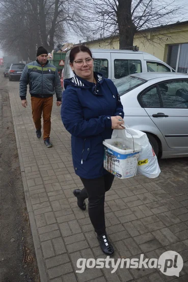 Żychlewo. Pierwsza partia makulatury, nakrętek, puszek i zużytych baterii zebranych dla Zuzi trafiła do Smogorzewa, do dziadków chorej dziewczynki. Mieszkańcy Żychlewa nie mają jednak zamiaru na tym poprzestać i chcą regularnie zbierać odpady, aby pomóc w zebraniu 9,5 mln złotych na terapię genową