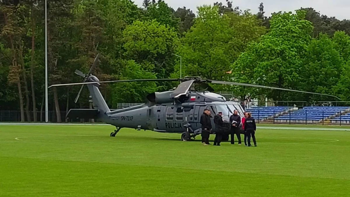 Na stadionie w Gostyniu wylądował śmigłowiec policyjny. Chodzi o ludzkie życie - Zdjęcie główne