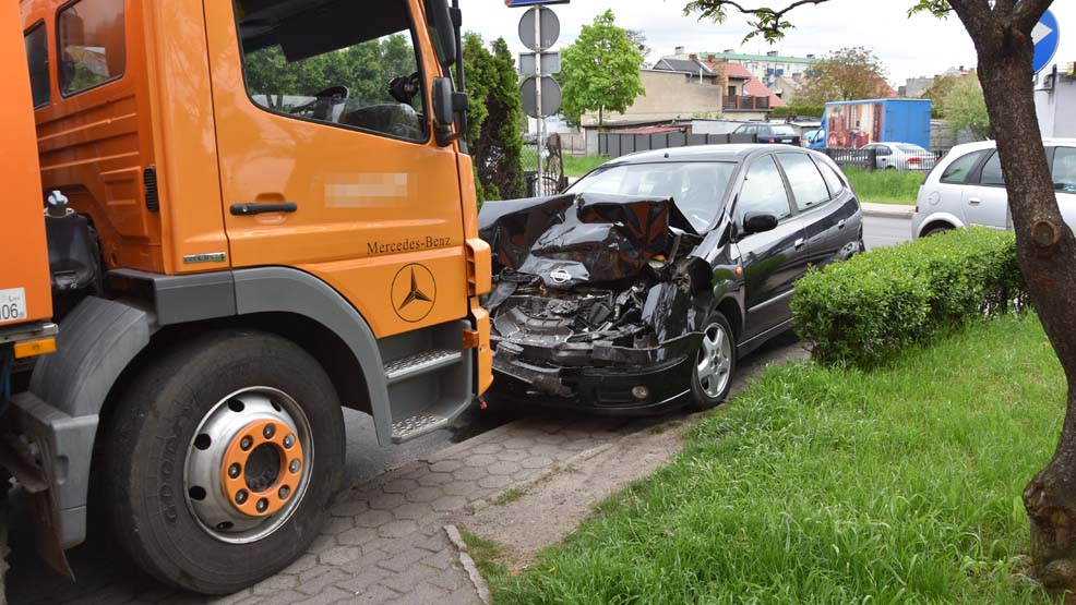 Kolizja trzech samochodów. Jeden pojazd zderzył się czołowo z zamiatarką. Jak do tego doszło? - Zdjęcie główne