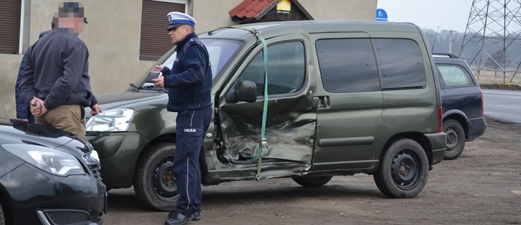 Zamyślił się za kierownicą - Zdjęcie główne