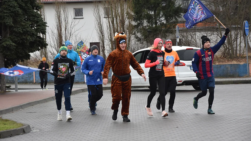 Grochówka lub pomidorowa. Biegacze częstowali w mieście.  II Gostyński Bieg z Grochówką - Zdjęcie główne