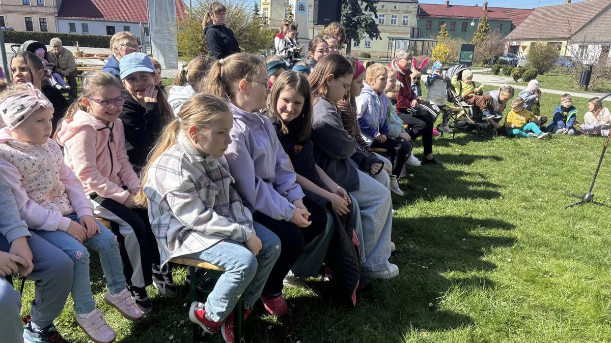 Czytali bajki, ale ten specjalny uszaty gość przyszedł na rynek i zrobił niemałe zamieszanie