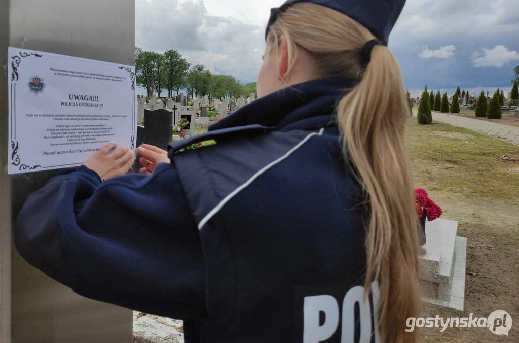 Gostyńscy policjanci rozwieszają "klepsydry"