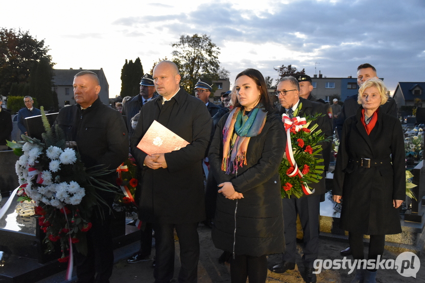 Wartę przy pomniku rozstrzelanych wystawił 4. Pułk Przeciwlotniczy w Lesznie oraz klasa wojskowa Zespołu Szkół Ogólnokształcących i Zawodowych w Krobi