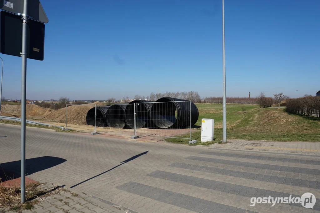 Problematyczne rury przy ul. Górnej zostały. Czy są zabezpieczone?