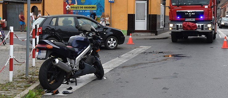 Motocyklista „przefrunął” nad samochodem. Jest w szpitalu - Zdjęcie główne