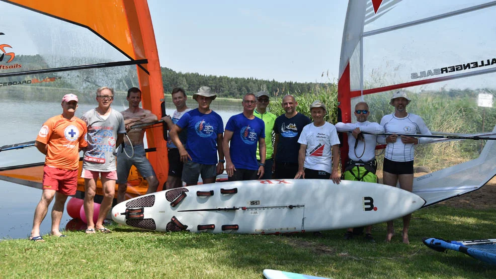 Regaty Windsurfingowe w Dolsku. Wiatr od rana nie sprzyjał, wypłynęli po południu - Zdjęcie główne