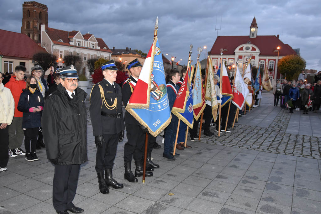 Gostyń. Obchody 82. rocznicy rozstrzelania przez Niemców 30 obywateli miasta Gostynia i okolicy. Składanie wieńców pod Pomnikiem Rozstrzelanych