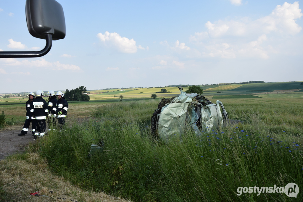 Samochód osobowy dachował w polu na drodze wojewódzkiej 308.