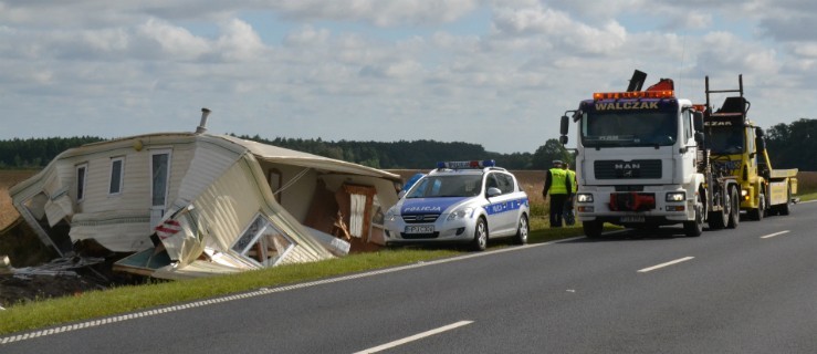 Ciężarówka i domek w rowie. Utrudnienia w ruchu na drodze krajowej - Zdjęcie główne