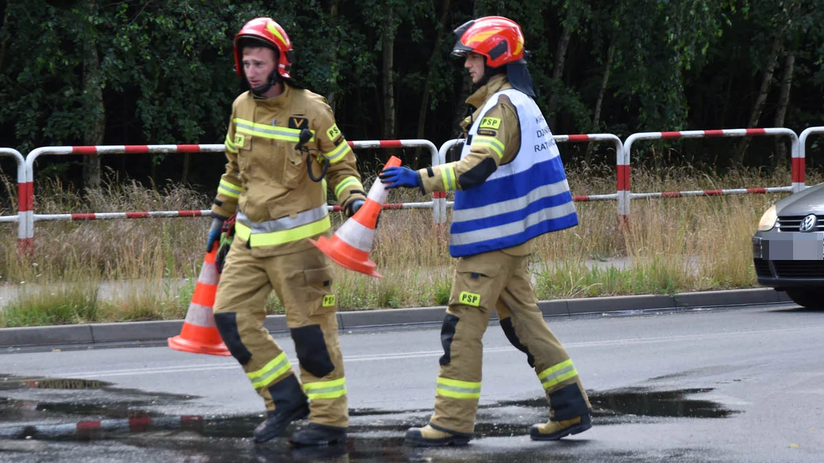 Groźnie w okolicy rynku w Gostyniu. Zapalił się samochód - Zdjęcie główne