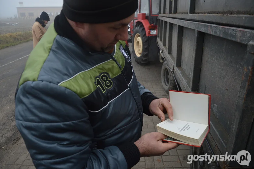 Żychlewo. Pierwsza partia makulatury, nakrętek, puszek i zużytych baterii zebranych dla Zuzi trafiła do Smogorzewa, do dziadków chorej dziewczynki. Mieszkańcy Żychlewa nie mają jednak zamiaru na tym poprzestać i chcą regularnie zbierać odpady, aby pomóc w zebraniu 9,5 mln złotych na terapię genową