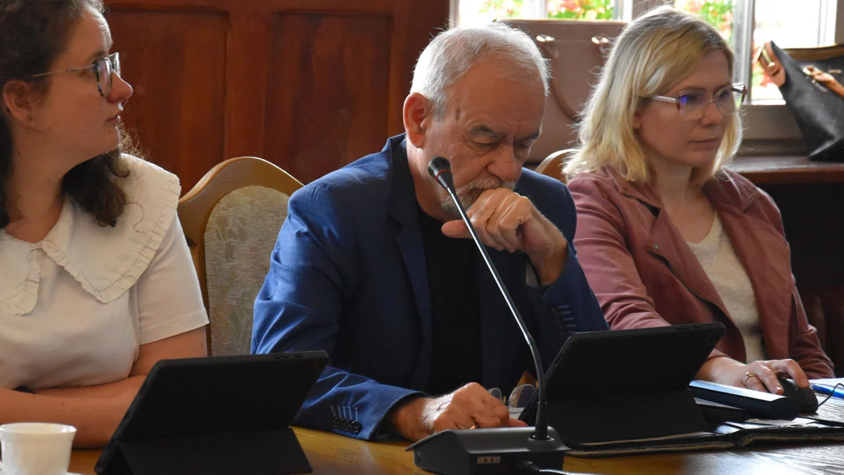 Radny nie rozumie po co nowe motocykle w policji i samochód operacyjny w straży. Nie jest zadowolony, iż gmina dofinansuje zakup pojazdów