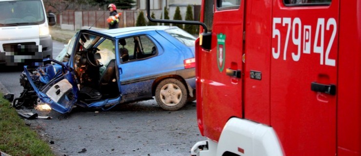 17-latka za kierownicą. Uderzyła w drzewo - Zdjęcie główne