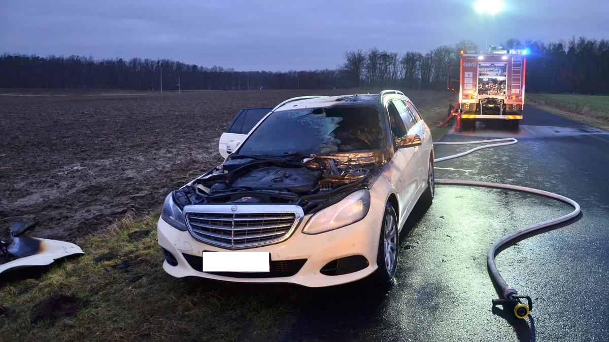 Mercedes zapalił się w trakcie jazdy. Pożar gasili strażacy z OSP Borek Wlkp. - Zdjęcie główne