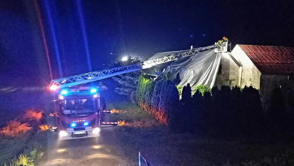 Burza i porywisty wiatr w powiecie gostyńskim. W Pępowie i Ochli wiatr zerwał dachy z budynków - Zdjęcie główne