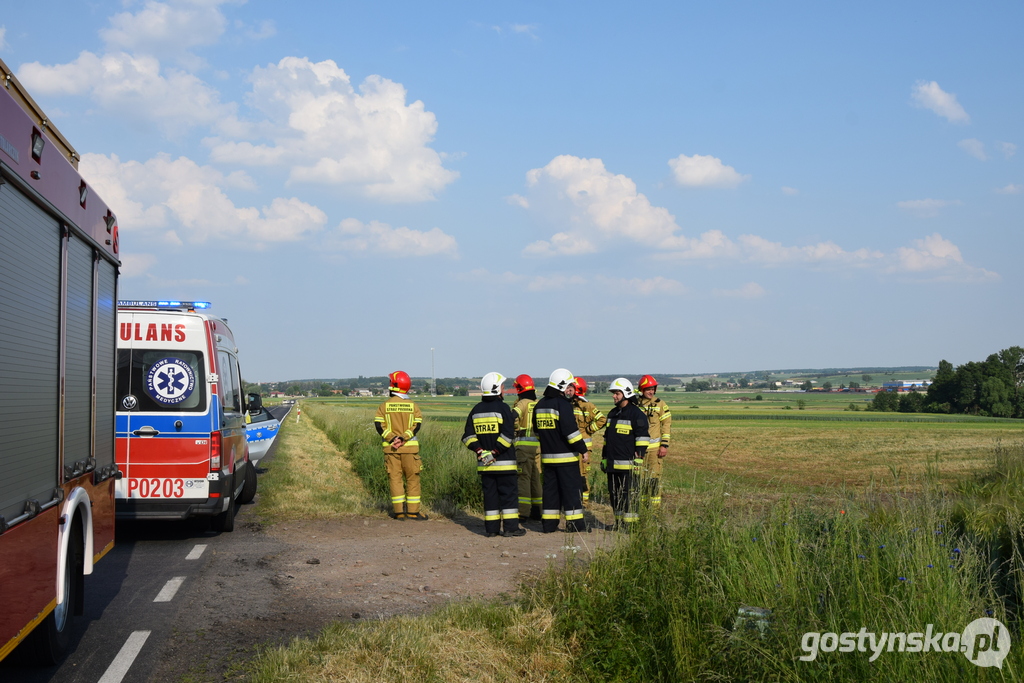 Samochód osobowy dachował w polu na drodze wojewódzkiej 308.