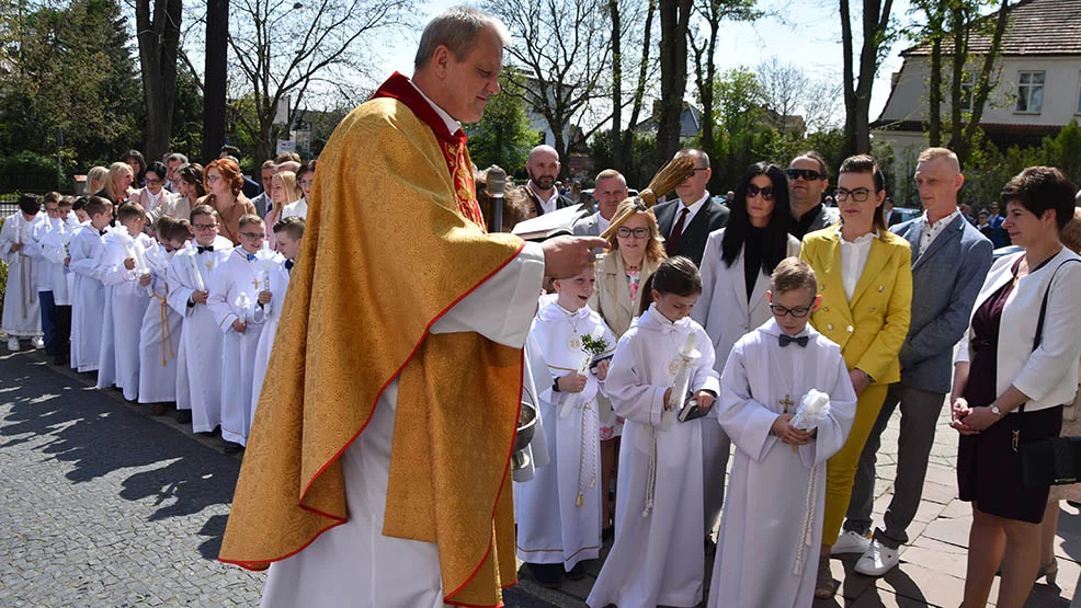 Czas pierwszej komunii świętej w Gostyniu jest wyjątkowy.  Ponad 70 dzieci komunijnych w parafii Ducha Świętego w Gostyniu - Zdjęcie główne