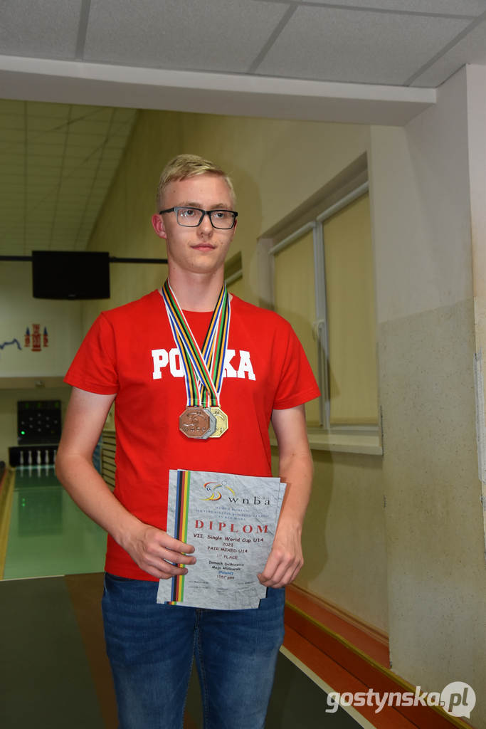 Gostyń. Kręglarze z KS Start Gostyń: Aleksandra Banaszak i Dominik Dutkiewicz  ze zdobytymi medalami