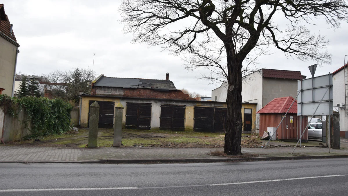 Nowe parkingi w Gostyniu? Coś już się ruszyło - rozebrano płot - Zdjęcie główne