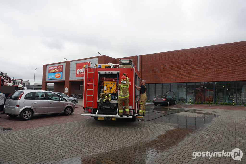 Pożar mercedesa w pobliżu marketu w Piaskach.