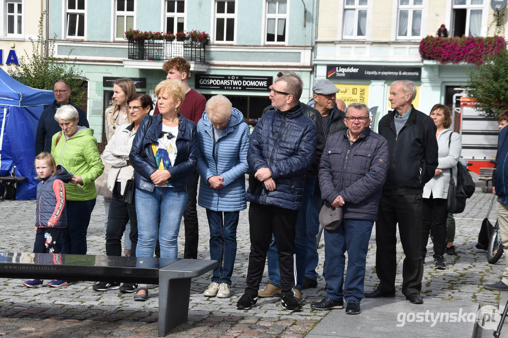 Gostyń. Podczas uroczystego apelu komendant powiatowy PSP brygadier Tomasz Banaszak wręczył nowy sztandar dowódcy pocztu sztandarowego 