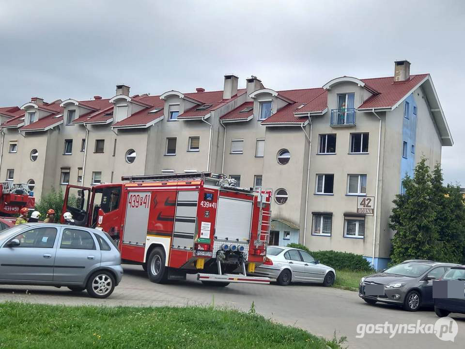 Gostyń. Aby wejść do mieszkania na osiedlu w Gostyniu, strażacy musieli wyważyć drzwi