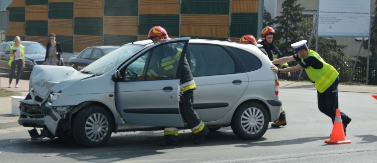 Kolizja dwóch aut. Są utrudnienia w ruchu - Zdjęcie główne