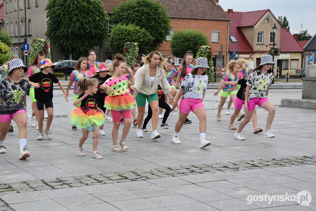 Gostyń. Zakończenie sezonu w szkole tańca Desperado. Podopieczni wraz z dorosłymi mieszkańcami tańczą "Jerusalema" w Wituś DANCE CHALLENGE 