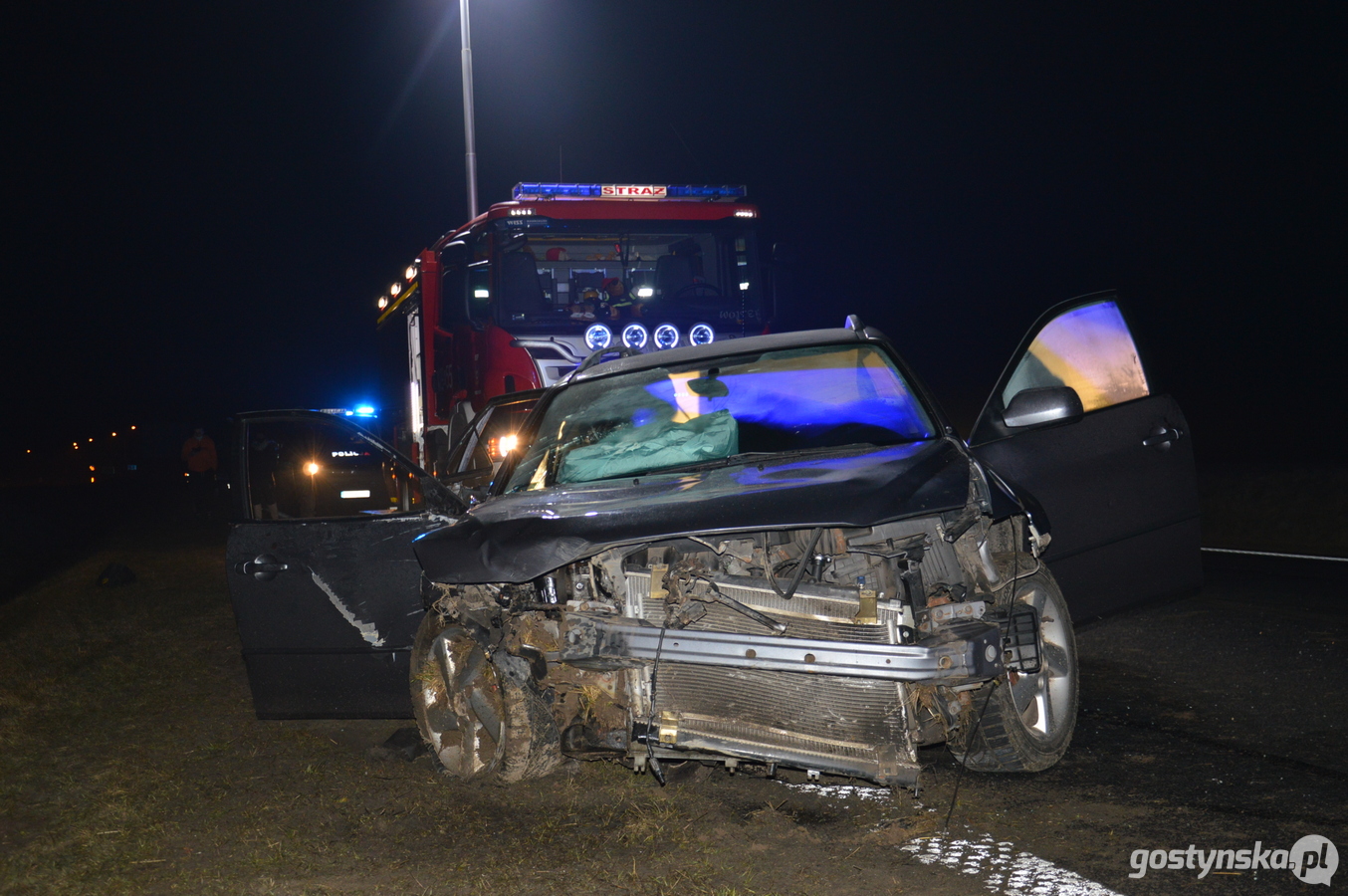 Borek Wielkopolski. Mazdą podróżowało w sumie 5 osób. Ze względy na liczbę rannych trzeba było czekać na przyjazd dodatkowych karetek pogotowia.