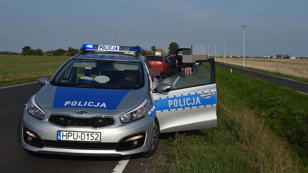 Wpadł autem do rowu, ale to nie koniec jego kłopotów. Kolizja na krzyżówce z DW12 znajdzie swój finał w sądzie - Zdjęcie główne