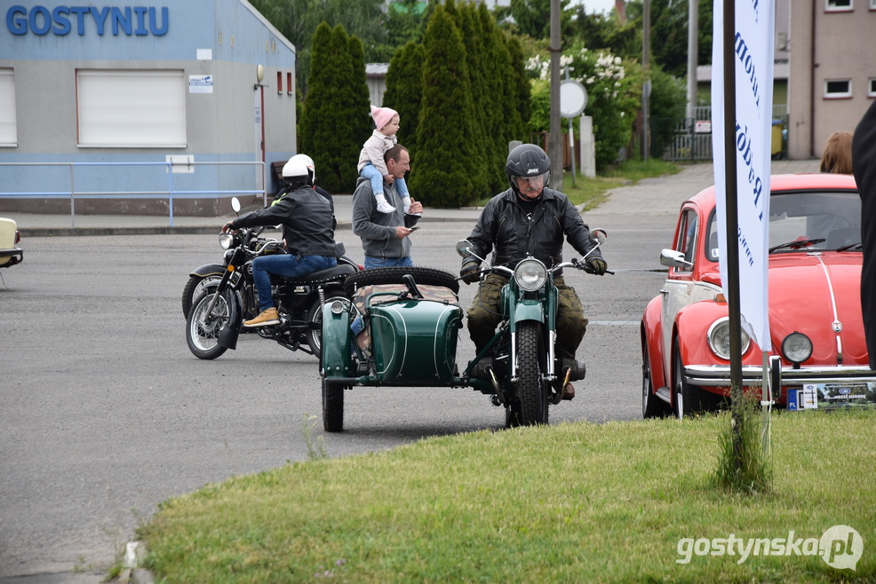 Gostyń. Zlot samochodów retro wzbudził zainteresowanie mieszkańców Gostynia