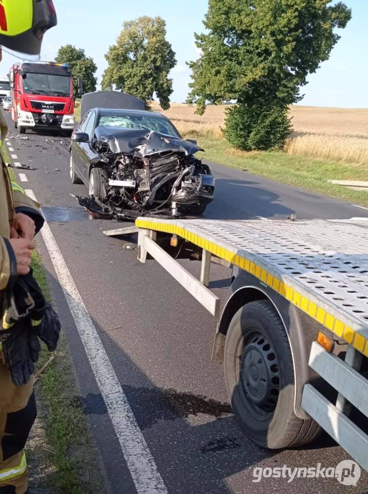 Gostyń - Krobia. Kolizja osobówki z ciągnikiem rolniczym z przyczepami na drodze wojewódzkiej 434. Pogorzela - Pępowo - do zderzenia dwóch samochodów doprowadziła nastolatka, kierujące bez uprawnień