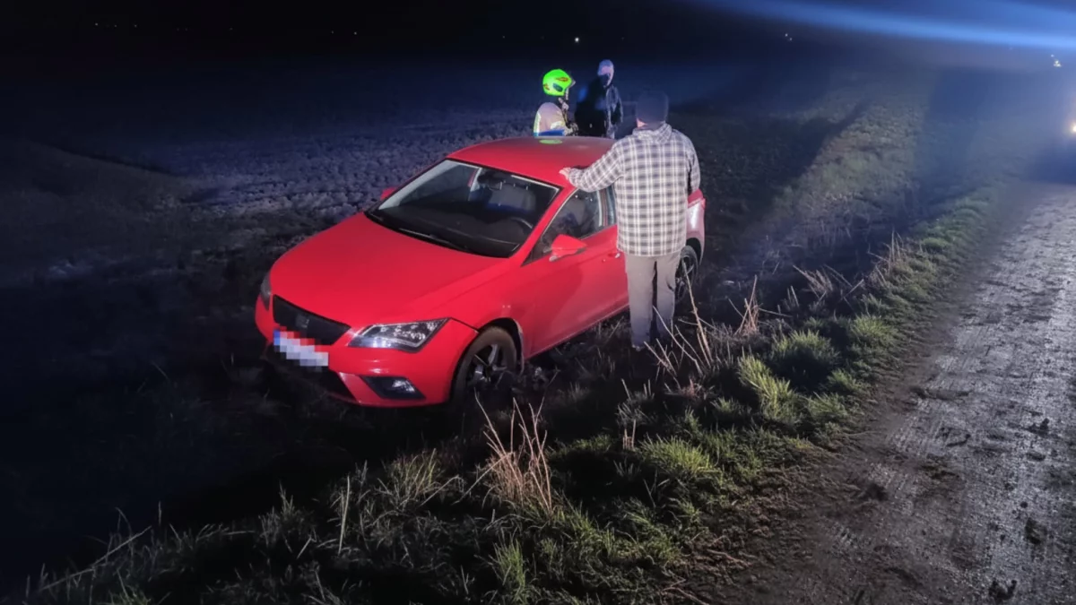 Kierowca seata wylądował na polu. "Uczestniczka" zderzenia nie miała tyle szczęścia