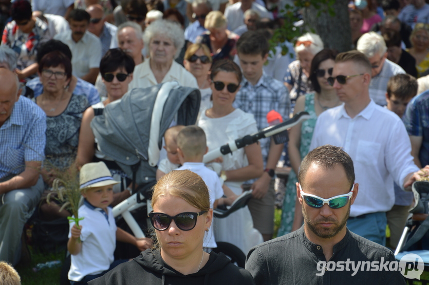 Święta Góra. Biskup Robert Włodarczyk pobłogosławił przyniesione na dożynki powiatowe plony: zboża, nasiona i zioła