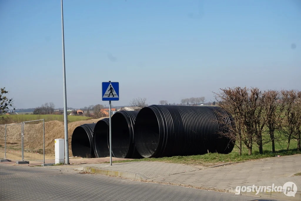 Problematyczne rury przy ul. Górnej zostały. Czy są zabezpieczone?