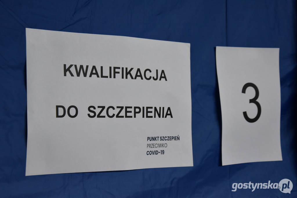 Ruszył punkt szczepień powszechnych w hali sportowej przy ZSO w Gostyniu. Jak to wygląda od środka?