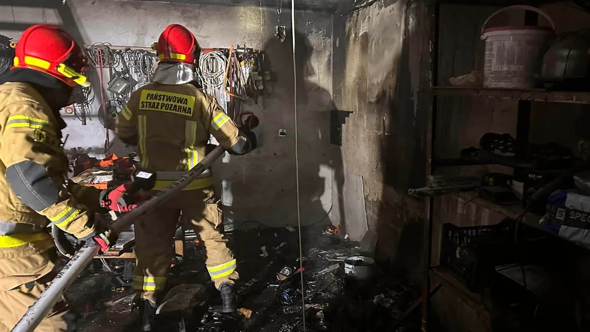 OSP Pogorzela w akcji w Elżbietkowie. Do pożaru doprowadziła uszkodzona lampa  - Zdjęcie główne