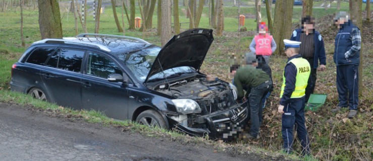 Odjechał kawałek od domu, wjechał do rowu. Kierowcę zabrano do szpitala - Zdjęcie główne