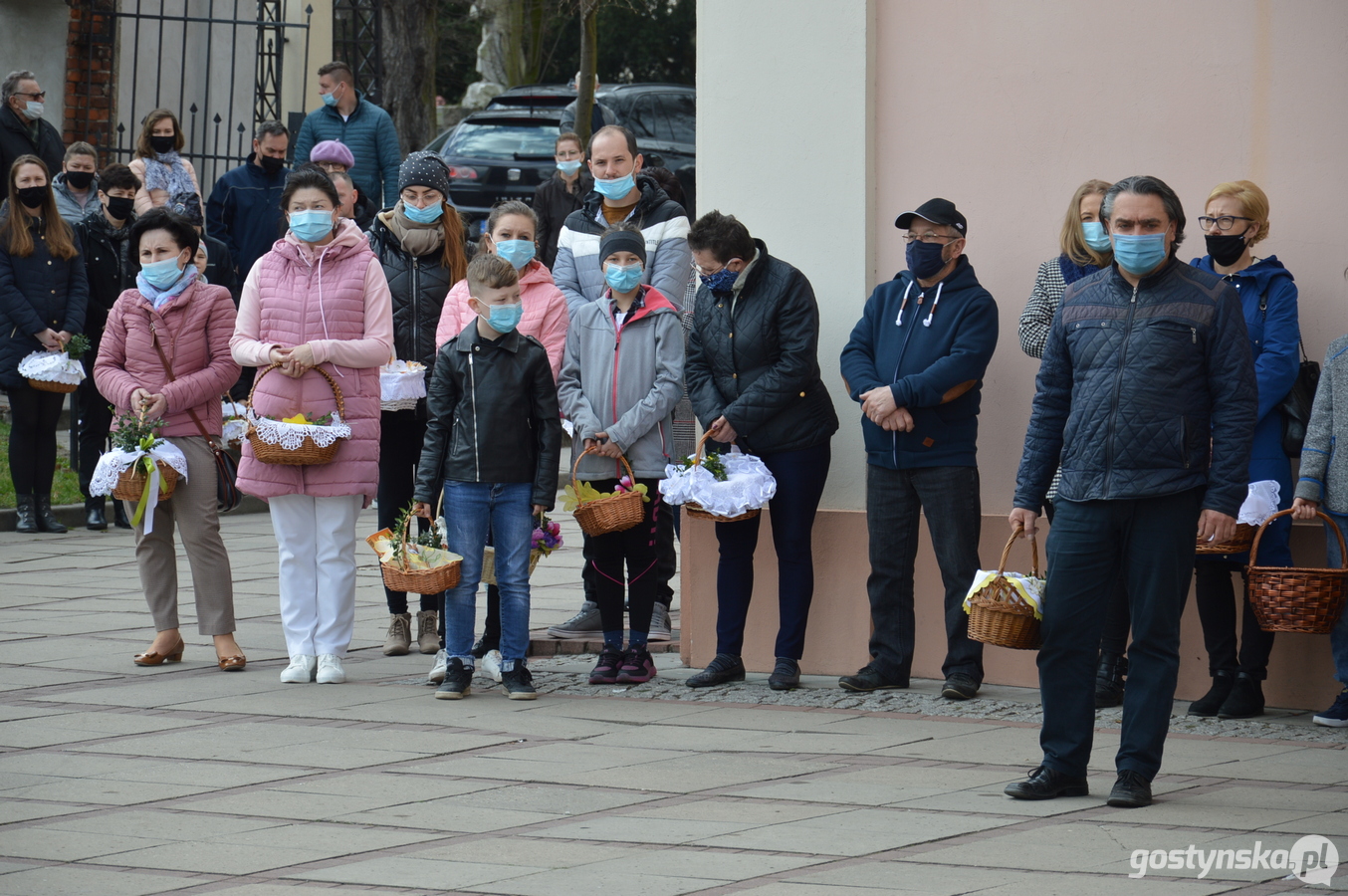 Krobia. Prymas Polski abp Wojciech Polak zachęcał do tego, by w związku z epidemią "kultywować dobry zwyczaj" święcenia pokarmów w domu, który rozpoczął się w zeszłym roku. Część wiernych wolała jednak uczestniczyć w bardziej tradycyjnej święconce