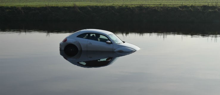 Auto w stawie. Konieczna była interwencja - Zdjęcie główne