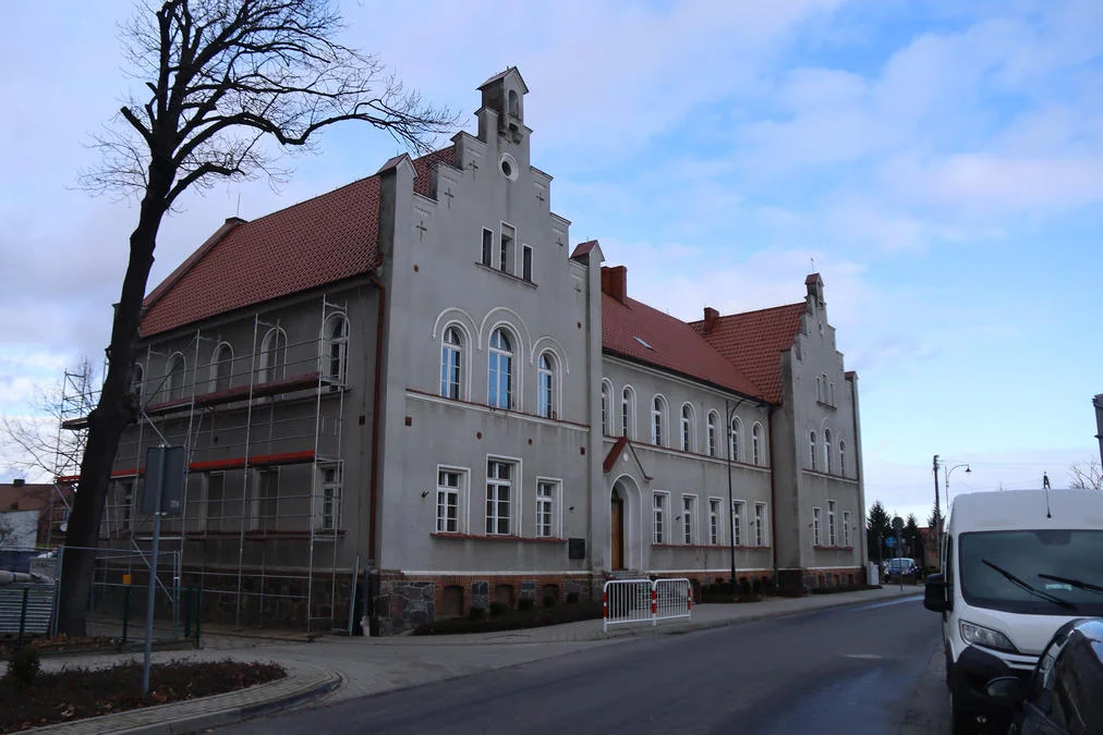 Ostatnie prace remontowe w budynku dla Szkoły Podstawowej w Poniecu - Zdjęcie główne