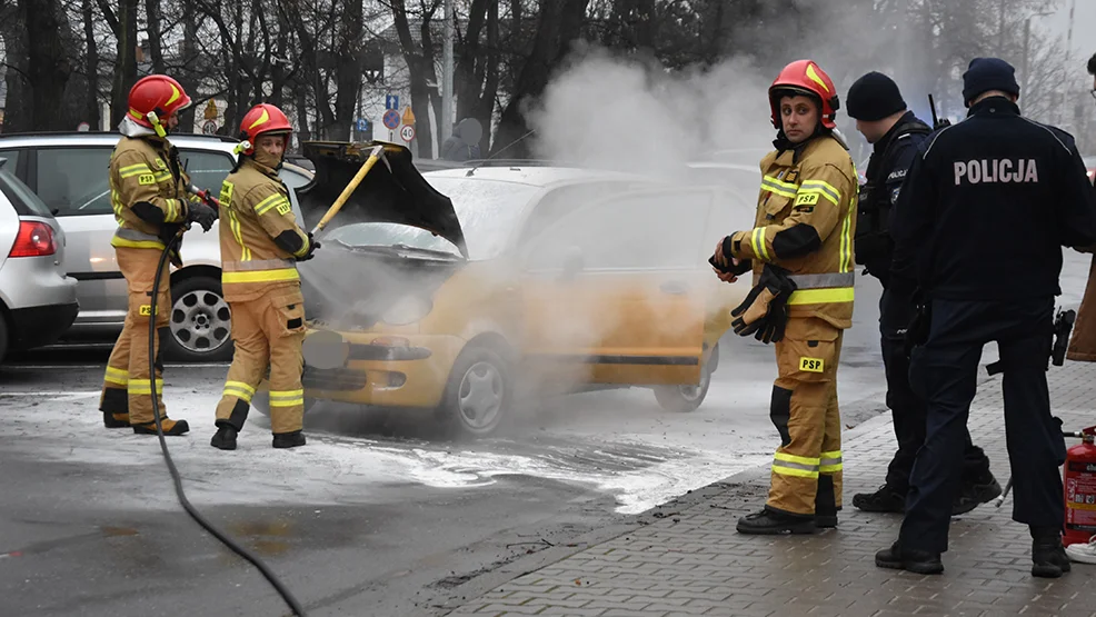 Obok stacji paliw w Gostyniu zapalił się samochód. Kierowca zareagował błyskawicznie - Zdjęcie główne