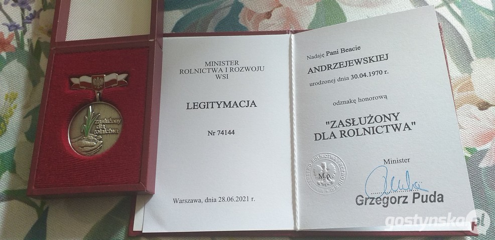 Pani Beata otrzymała od obecnego ministra rolnictwa Grzegoraz Pudy odznakę honorową "Zasłużony dla rolnictwa".