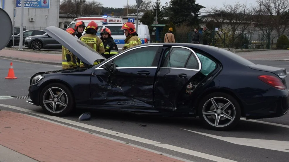 Zderzenie mercedesa z audi na skrzyżowaniu ulic Europejskiej i Nad Kanią w Gostyniu. Jednym z aut jechała kobieta z dwójką małych dzieci - Zdjęcie główne