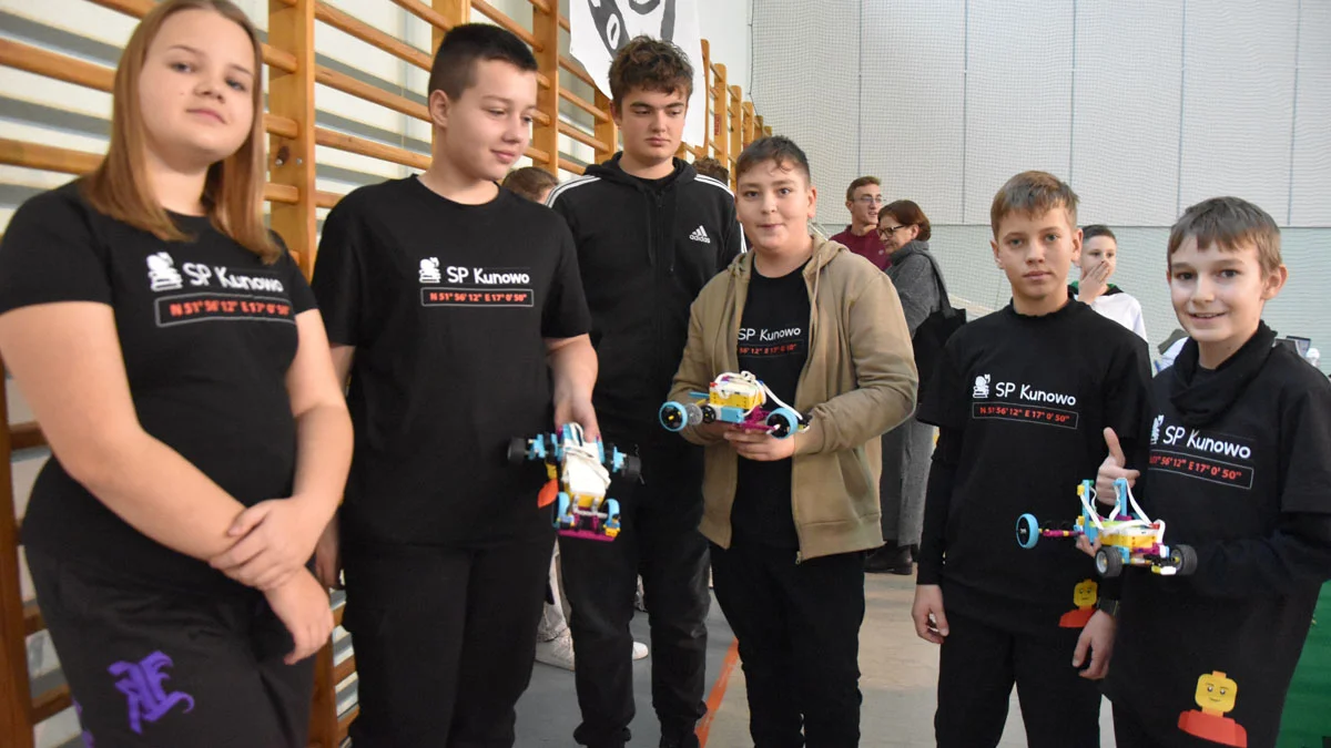 II Mikołajkowa Liga Robotyki w Gostyniu. Skonstruowane przez uczniów roboty spisały się na medal  - Zdjęcie główne