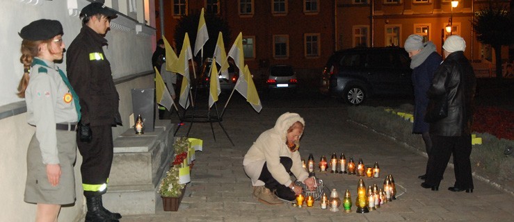 On z nieba patrzy i cieszy się, że tu przyszliśmy - Zdjęcie główne